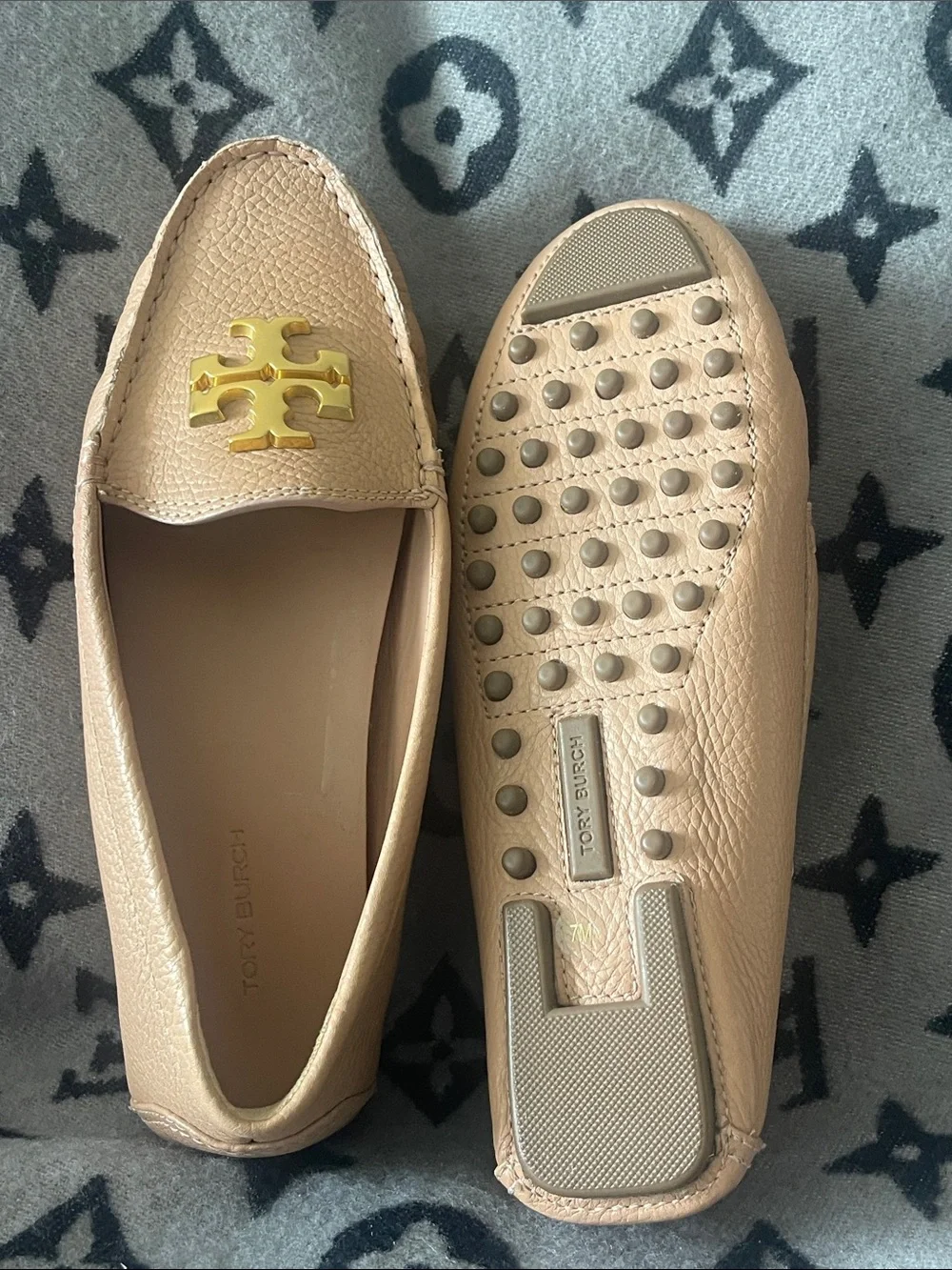 NWOT Tory Burch neutral Leather Logo Driving Loafers with Gold Emblem